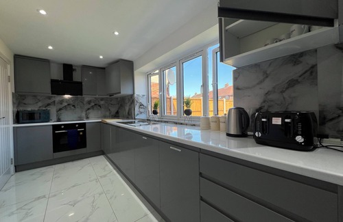 Waltham Cross House | New Build/Free Parking/EV charging/3 Bed 3 shower