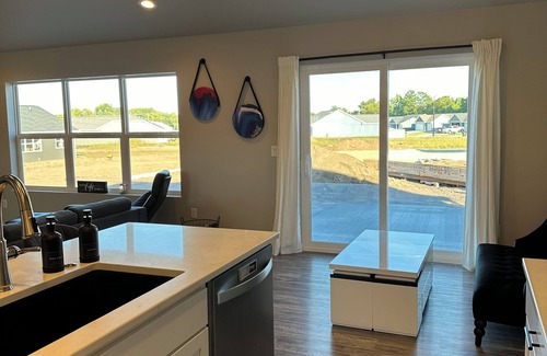 Neenah House | New build home 3 bedrm 2.5 bath, 40 mi from Lambeau Field. Appleton airport 8mi
