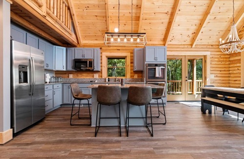 Chestnut Springs Cabin | New Build! Log Cabin with Hot Tub in Wintergreen