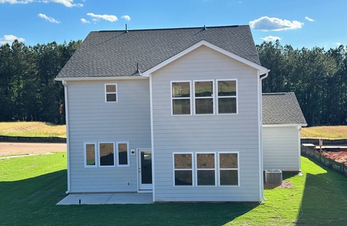 Lancaster House | New Build Modern 3-bedroom house with AC and big pool a block away in Lancaster.