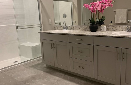 Henderson House | New build new furniture 10mins to allegiant across from M resort 5 bedroom 6bed