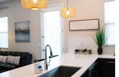 Sunset Farms Apartment | New Build Private Guest Suite Short & Long Term
