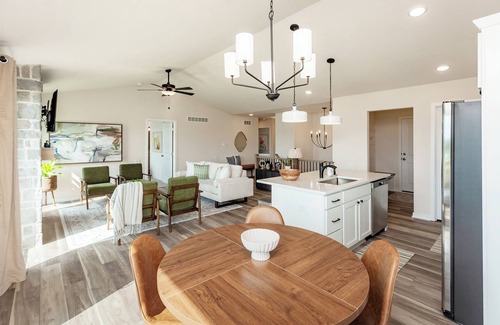 Van Meter House | New Build with Fab Design! Theater/Game Room Great for groups! Sleeps 12!