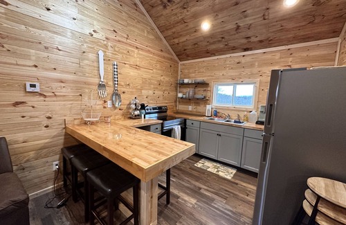 Bluewell Cabin | New Cabin built in 2022. 2 minutes away from multiple trailheads! Sleeps 8