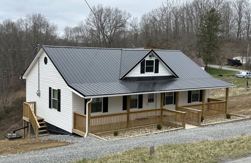 Bluewell Cabin | New Cabin built in 2022. 2 minutes away from multiple trailheads! Sleeps 8