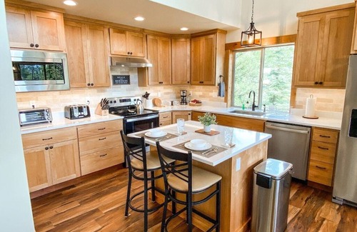 Columbine Lake House | New Cabin-On Nat'l Forest-Hot Tub-3mi to Ski-4Kings-Private Nature Trail-Fishing