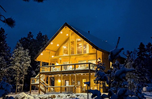 Columbine Lake House | New Cabin-On Nat'l Forest-Hot Tub-3mi to Ski-4Kings-Private Nature Trail-Fishing