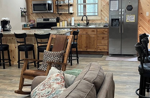 Carlisle Cabin | New Cabin on Private Lake with Hot Tub, Gas Grill, Fire Pit & Swings