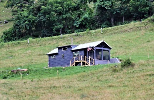 Leicester Cabin | * NEW* Cabin on the Farm, Cozy, Comfortable, Relaxation