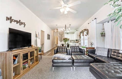 University House | New! Centrally Located Family Gathering Place
