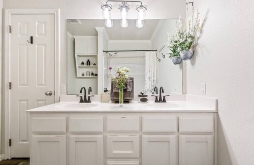 University House | New! Centrally Located Family Gathering Place