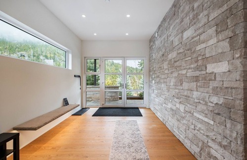 Sea to Sky Highway Condo | NEW Chalet | Private hot tub | Fireplace | WIFI