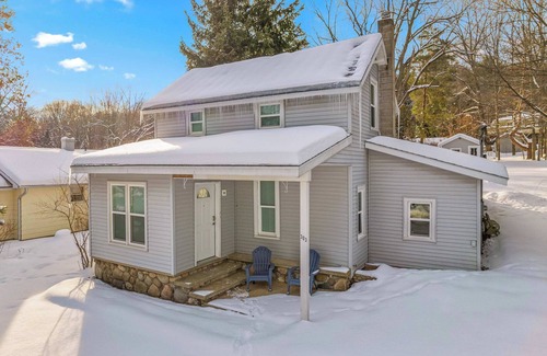 Bellaire House | New Charming 2 Bed, Pets, Walk to Downtown