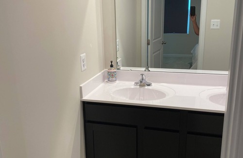 Winchester House | New Charming 3-bedroom townhome with WiFi and AC in Winchester