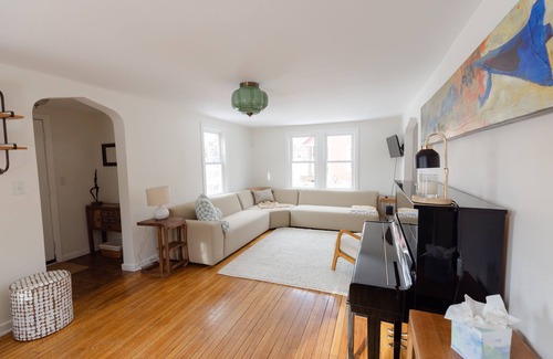 Minnetonka House | NEW! Charming & Cozy 2BR Cottage in Wayzata