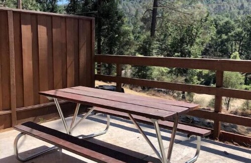 Midpines Cabin | NEW - Charming Red Cabin near Yosemite