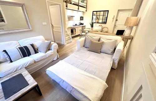 Old Town Apartment | NEW! Chic Oasis Apt, with AC, Heart of Nice, Family Friendly, 5min to Beach!