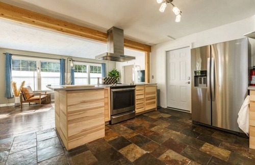 Veterans Park House | *NEW* Clean, Modern Paradise! *Walk to River/Lake*
