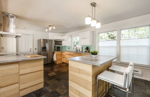 Veterans Park House | *NEW* Clean, Modern Paradise! *Walk to River/Lake*