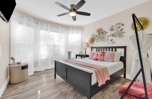Golden Hill House | New! CoLiVilla 12 BD - Sleeps up to 21 Guests!