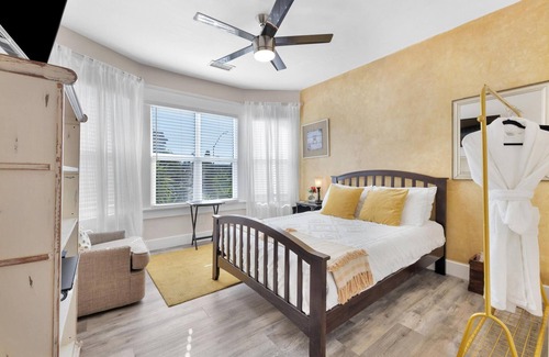 Golden Hill House | New! CoLiVilla 12 BD - Sleeps up to 21 Guests!