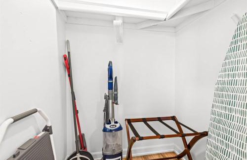 Roseville Apartment | New! Comfy 1BR Upper Flat near Downtown Roseville