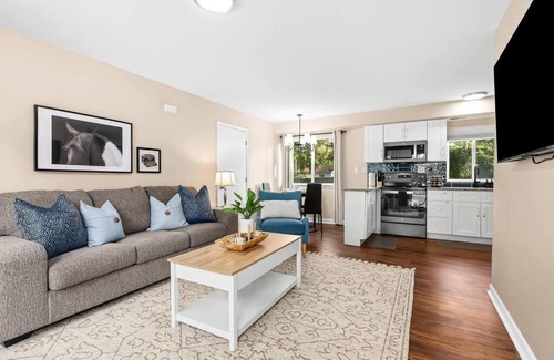 Roseville Apartment | New! Comfy Flat near Downtown Roseville