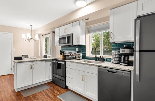 Roseville Apartment | New! Comfy Flat near Downtown Roseville