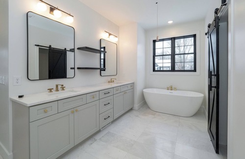 Kendall House | New Construction 4-bedroom Modern Farmhouse house in charming Kalamazoo withWiFi