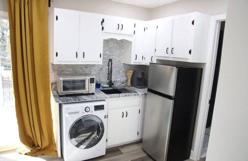 LaGrange Apartment | NEW CONSTRUCTION. Cozy 1-bedroom guesthouse with AC, WiFi in welcoming LaGrange.
