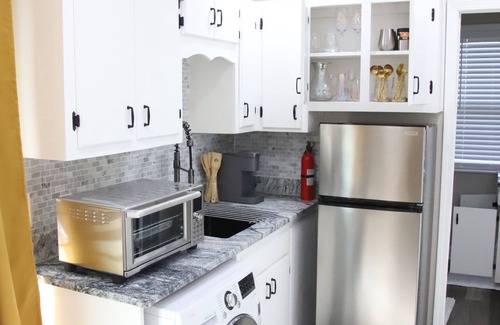 LaGrange Apartment | NEW CONSTRUCTION. Cozy 1-bedroom guesthouse with AC, WiFi in welcoming LaGrange.