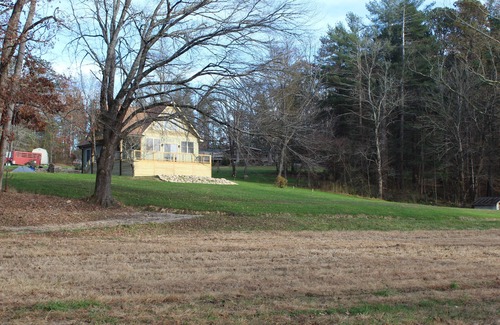 Hendersonville Cabin | New Construction farmhouse w/Jacuzzi, loft and old rustic appeal