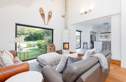 Barham House | NEW! Country Home with pool. Sleeps 10+2