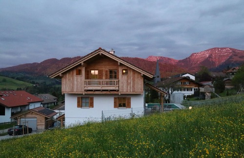 Steibis House | New country-style vacation home with large pool, garden and garage