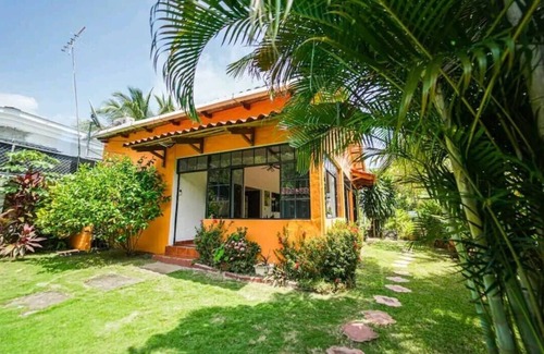 Tamanique House | [NEW] Cozy 2-bedroom Beachhouse with ACs, WiFi, lounge deck & great pool!