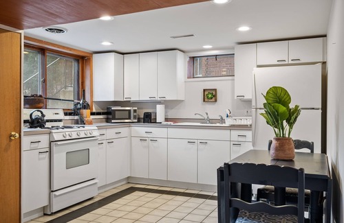 Summit Hill House | NEW Cozy 4-bedroom house on Summit Ave with fireplace, off street parking, Wifi!