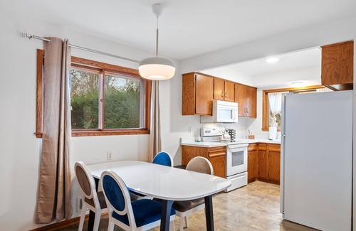 Summit Hill House | NEW Cozy 4-bedroom house on Summit Ave with fireplace, off street parking, Wifi!