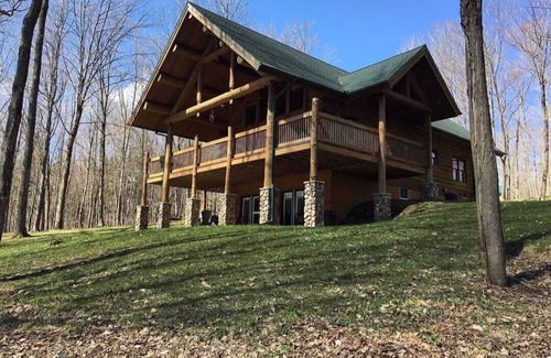Tomahawk Cabin | NEW! Cozy & Comfortable Log Cabin RETREAT on the WI River