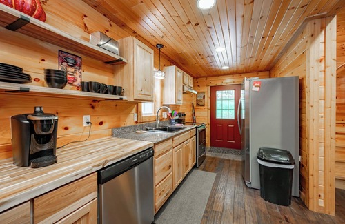 McHenry Cabin | New! Cozy Cub Cabin: Lake Area, Dogs Ok, Hot Tub, Fire Pit!