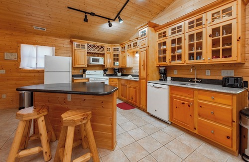 McHenry House | New! Cozy Dog Friendly Retreat w/Hot Tub & Views