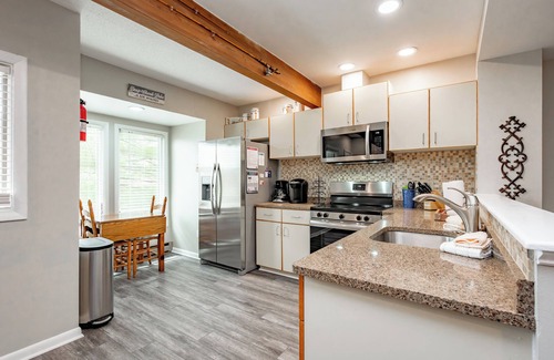 McHenry House | New! Cozy Dog Friendly Wisp Townhome w/Hot Tub