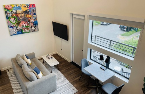 East Cesar Chavez Condo | NEW Cozy Downtown East Austin Condo - Prime Location! 10 min walk to Rainey St