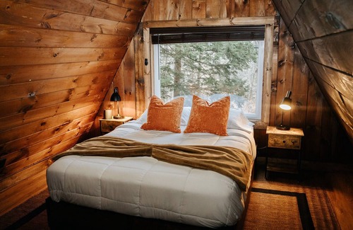 Tamworth Cabin | NEW! Cozy & Modern A-Frame in the woods w/HOT TUB