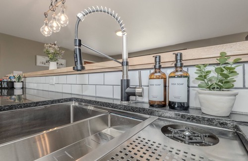 Westfield House | NEW! Cozy Ranch/Sleeps 8/5 Mins to Grand Pk/Just Mins to Downtown Westfield!