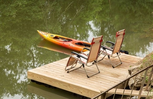 Mount Aetna Cottage | New! Creekside Cottage ~ Double Kayak ~ Dreamy Getaway for 2