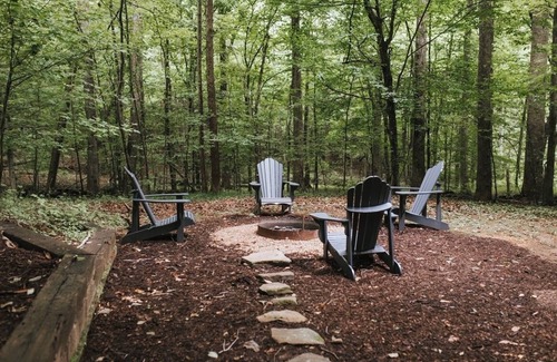 Rockford Cabin | NEW Creekside Hollybrook Cabin- 11 miles to DT Knox, but feels like the smokies!