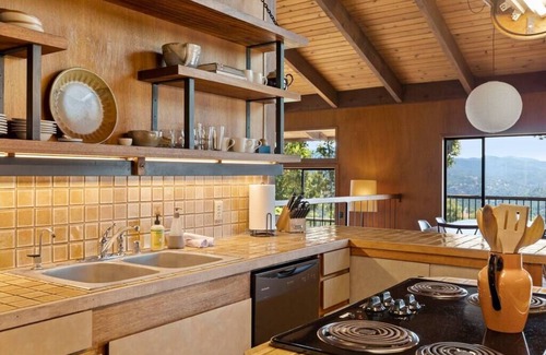 Tuolumne House | New! Custom Built Architectural Gem Mountain House