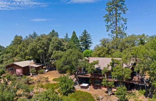 Tuolumne House | New! Custom Built Architectural Gem Mountain House