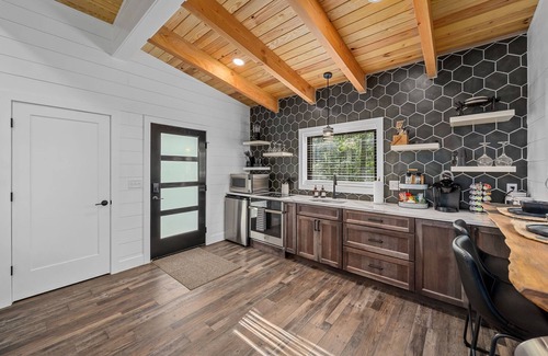 Treloar Cabin | New - custom-built Treehouse - Twilight