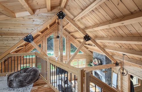 Searsburg Ski Chalet | New Custom Log Home 3BR, Loft, 2.5 Bath, Sleeps 8